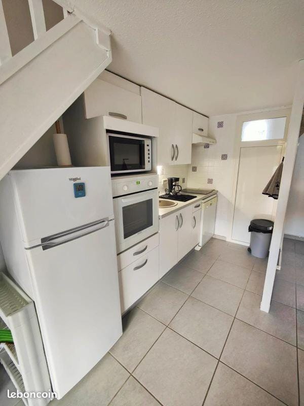 Kitchen or kitchenette, dishwasher, oven