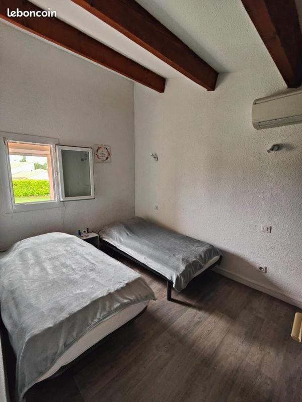 Bed, Photo of the whole room, Bedroom, air conditioner
