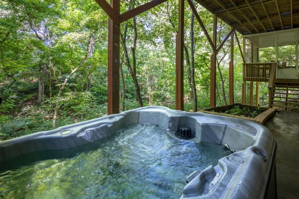 The Genesis-Bike Friendly-Hot Tub- Sleeps 15 House in Rogers