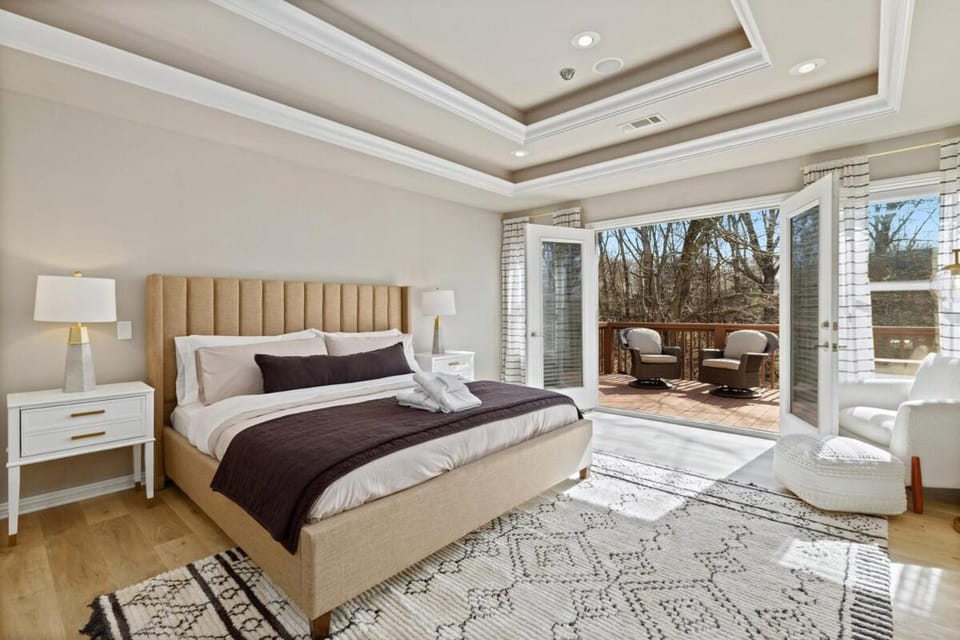 The Genesis-Bike Friendly-Hot Tub- Sleeps 15 House in Rogers