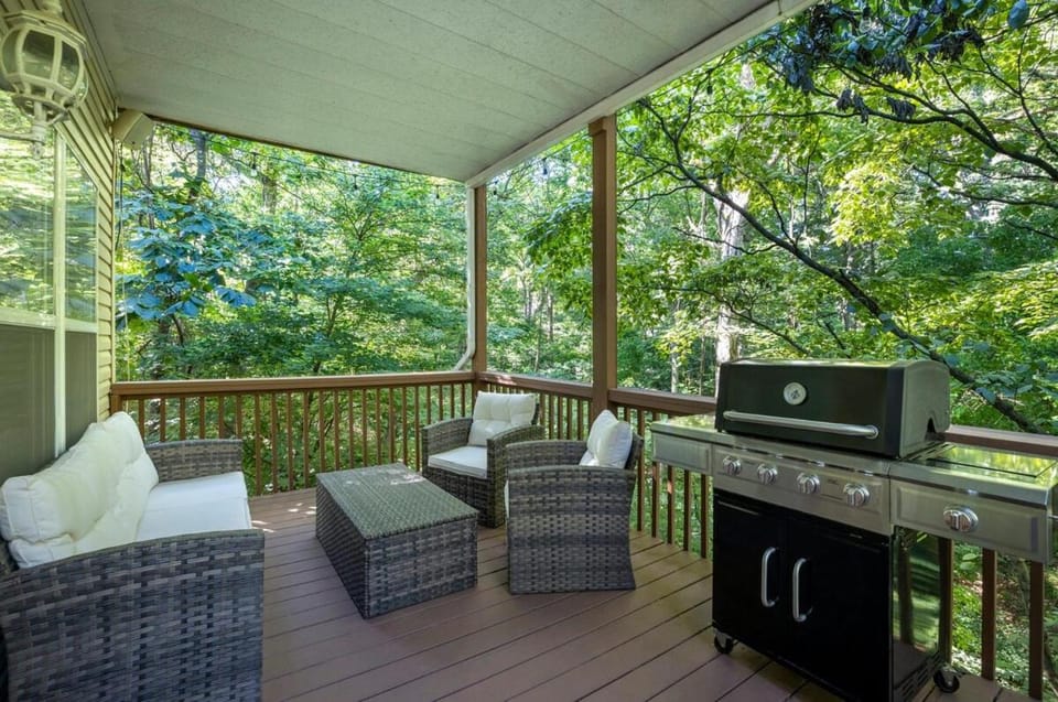 The Genesis-Bike Friendly-Hot Tub- Sleeps 15 House in Rogers
