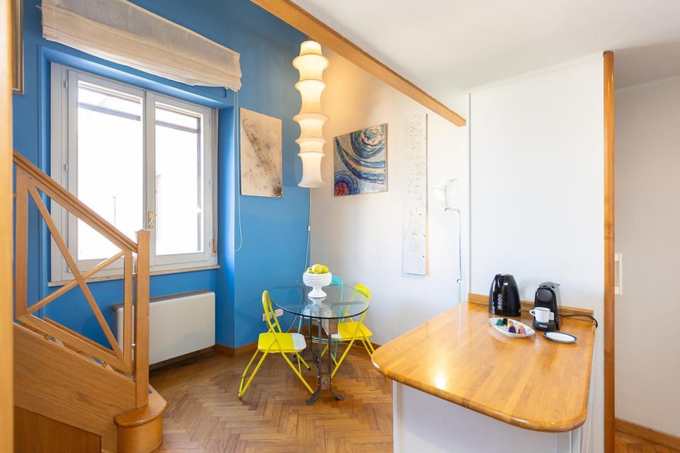 Kitchen or kitchenette, Seating area, Dining area