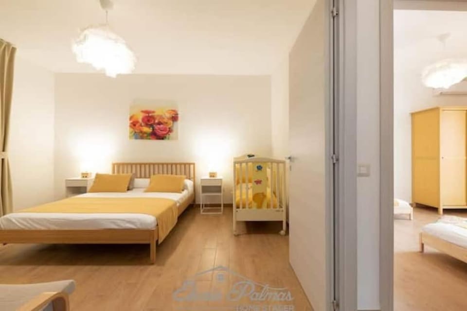 Photo of the whole room, Bedroom, wardrobe