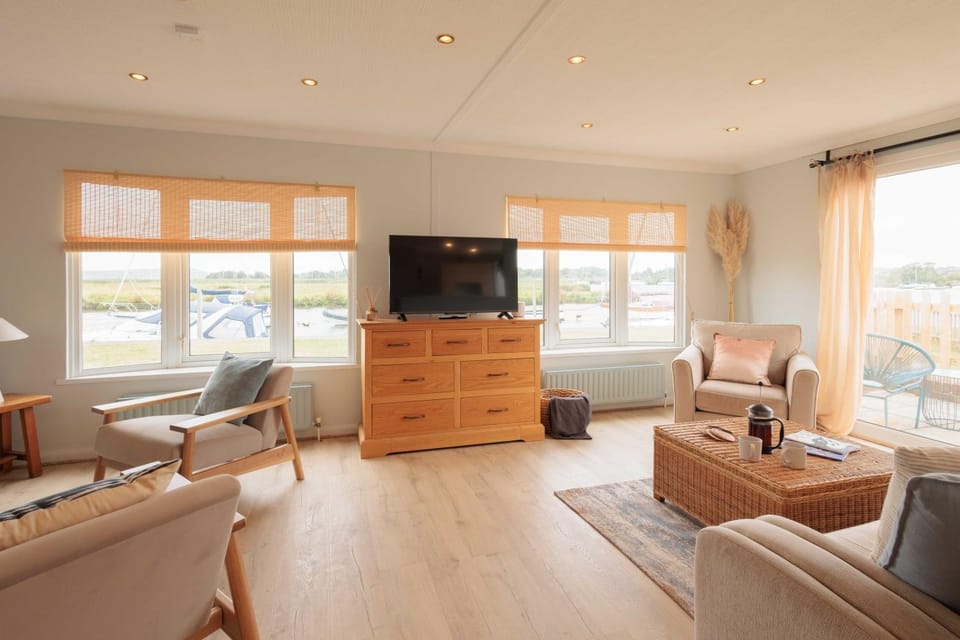 Sunset Lodge, River View & Log Burner Apartment in Christchurch