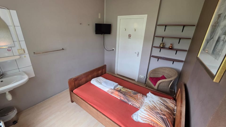 Bed, TV and multimedia, Bedroom, towels