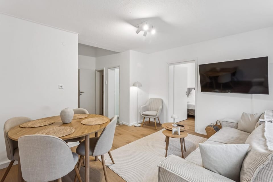 TV and multimedia, Living room, Seating area, Dining area