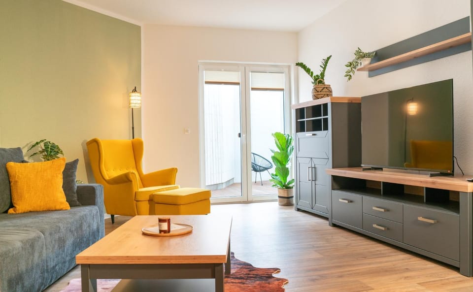 TV and multimedia, Living room, Seating area, Evening entertainment