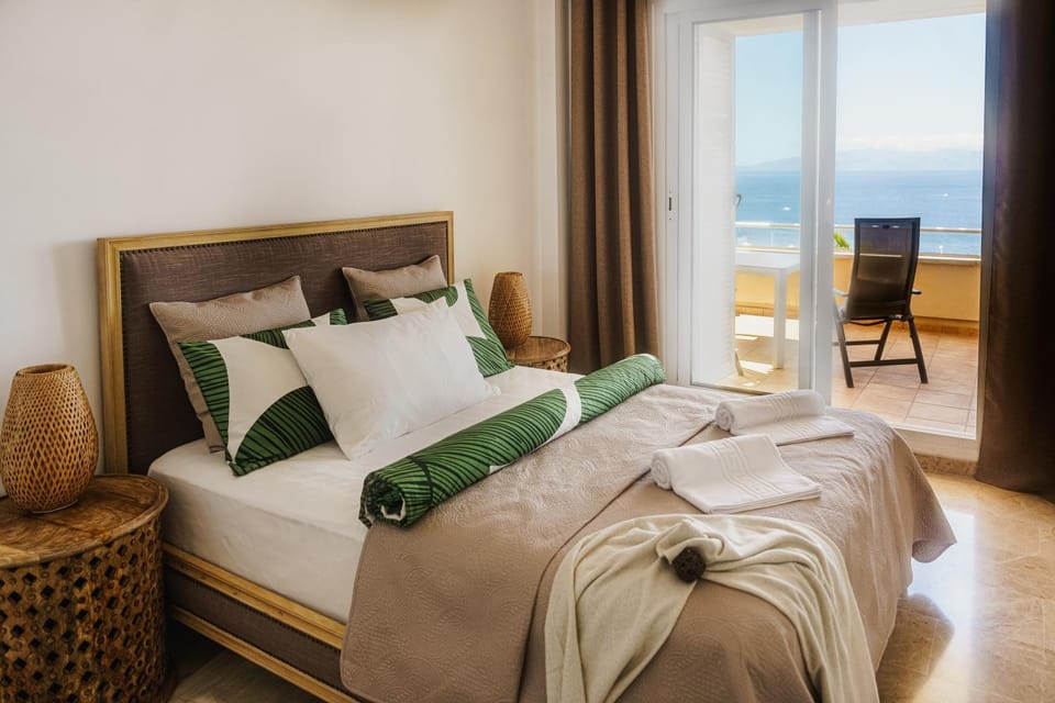 Bed, Photo of the whole room, Bedroom, Sea view, towels
