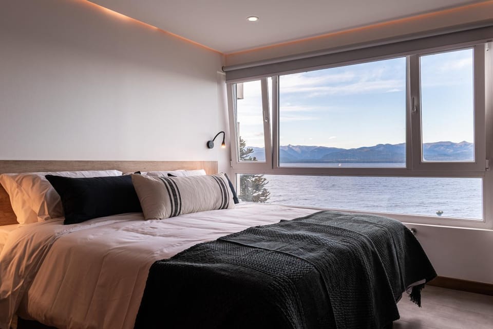 Bed, Natural landscape, Photo of the whole room, Lake view, Mountain view
