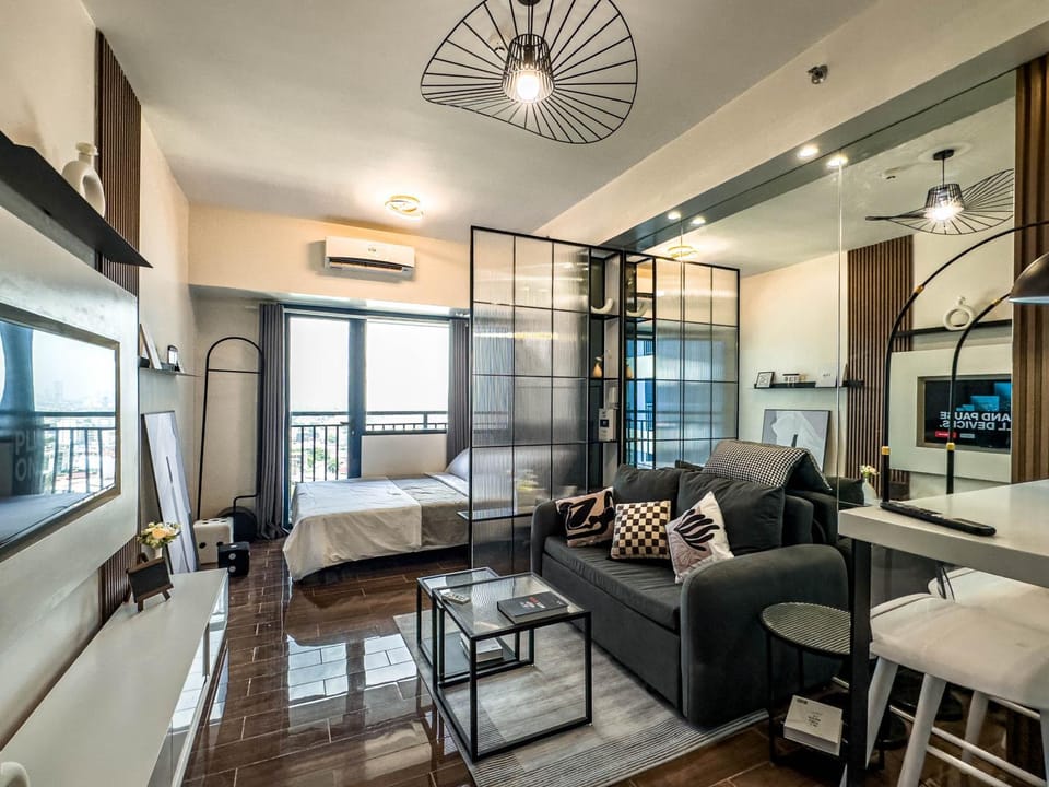 Bed, TV and multimedia, Living room, Photo of the whole room, Dining area, air conditioner