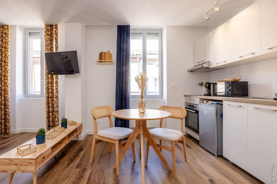 TV and multimedia, Coffee/tea facilities, Kitchen or kitchenette, Dining area, microwave, oven, stove, toaster