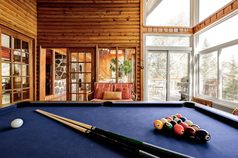 Chalet Suisse, SPA, Billard, Ski et Montagne House in Val-David