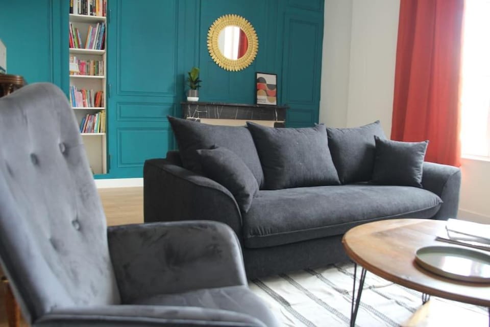Bed, Library, TV and multimedia, Living room, Seating area