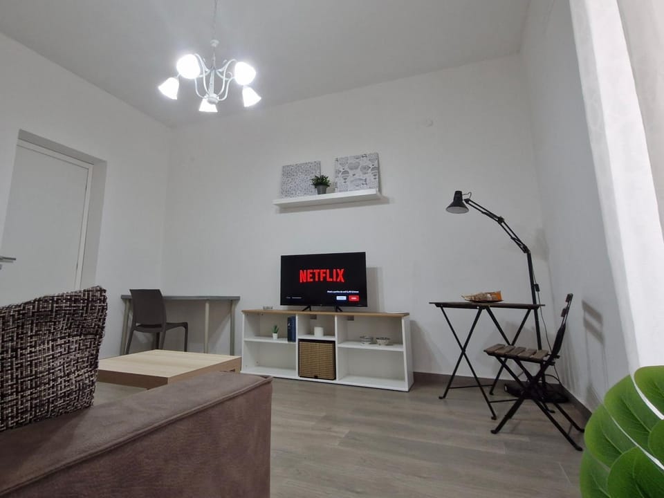 Communal lounge/ TV room, TV and multimedia, Living room, Seating area, Evening entertainment