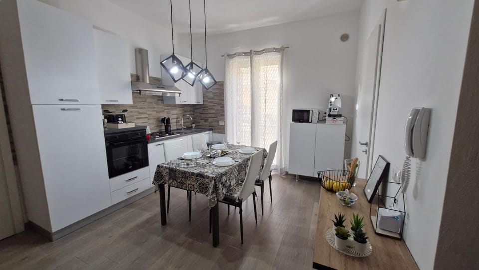 Coffee/tea facilities, Balcony/Terrace, Kitchen or kitchenette, Dining area, Breakfast, microwave, oven, stove, toaster