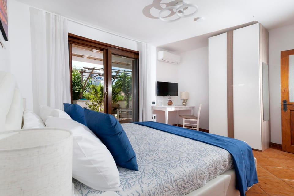 Bed, TV and multimedia, View (from property/room), Photo of the whole room, Bedroom