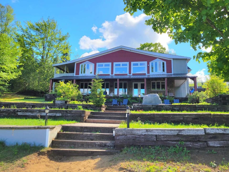 Maison du lac avec plage, embarcations, billard et spa privé House in Saint-Donat