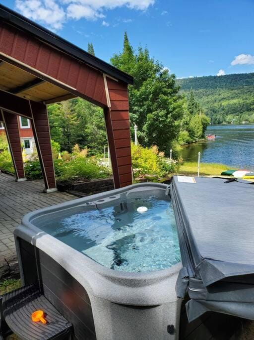 Maison du lac avec plage, embarcations, billard et spa privé House in Saint-Donat