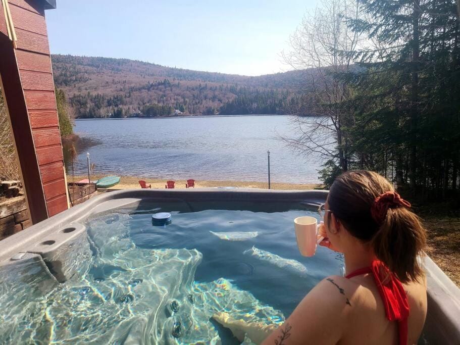 Maison du lac avec plage, embarcations, billard et spa privé House in Saint-Donat