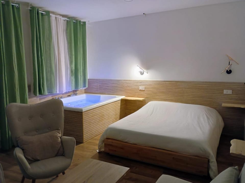 Hot Tub, Photo of the whole room, Bedroom
