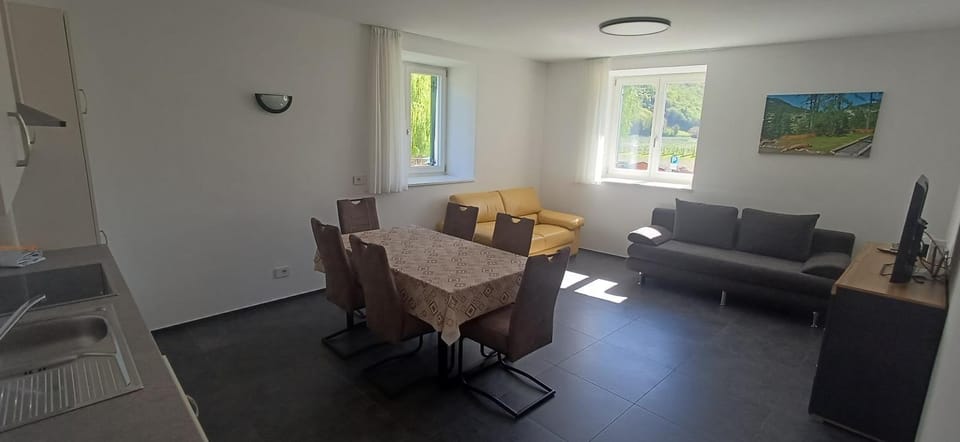 TV and multimedia, Living room, Seating area, Dining area