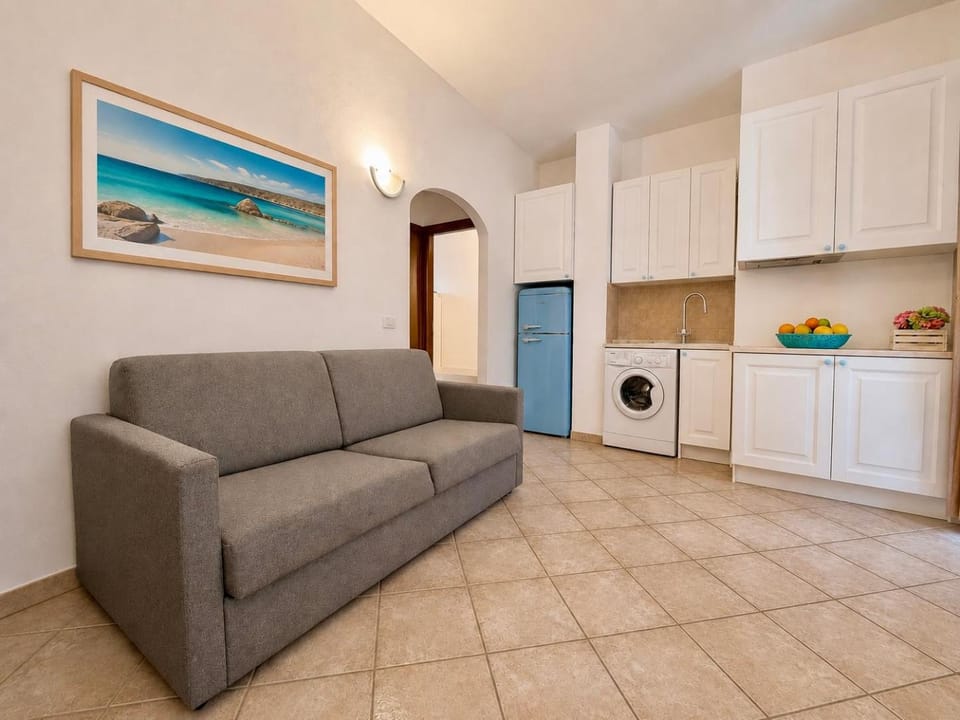 Kitchen or kitchenette, Seating area, washing machine