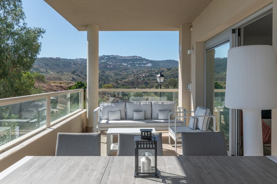 Balcony/Terrace, Dining area, Mountain view