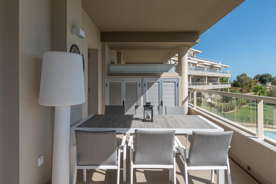 View (from property/room), Balcony/Terrace, Dining area