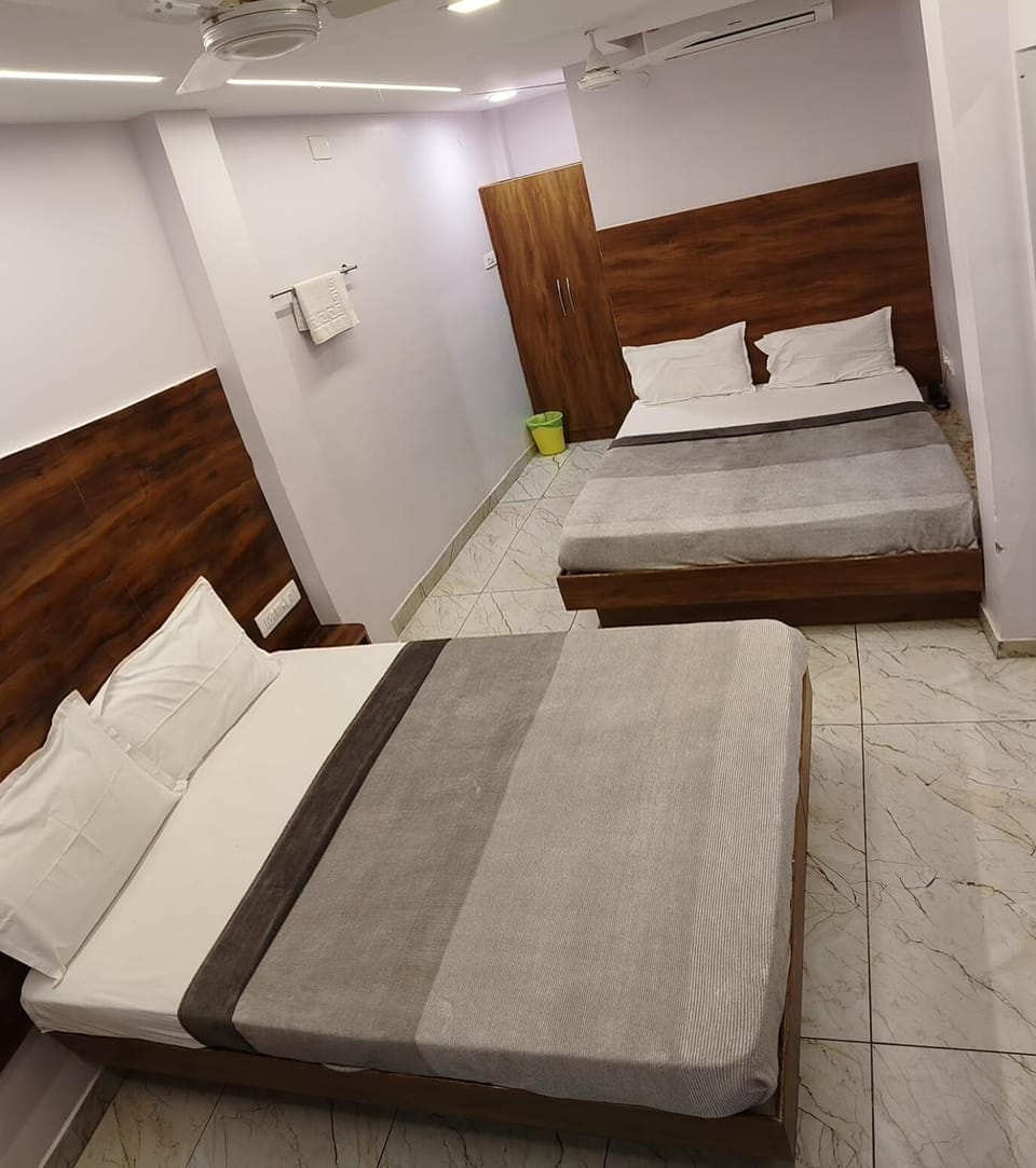 Bed, Photo of the whole room, Bedroom, towels, air conditioner