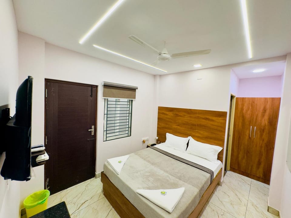 Bed, TV and multimedia, wardrobe