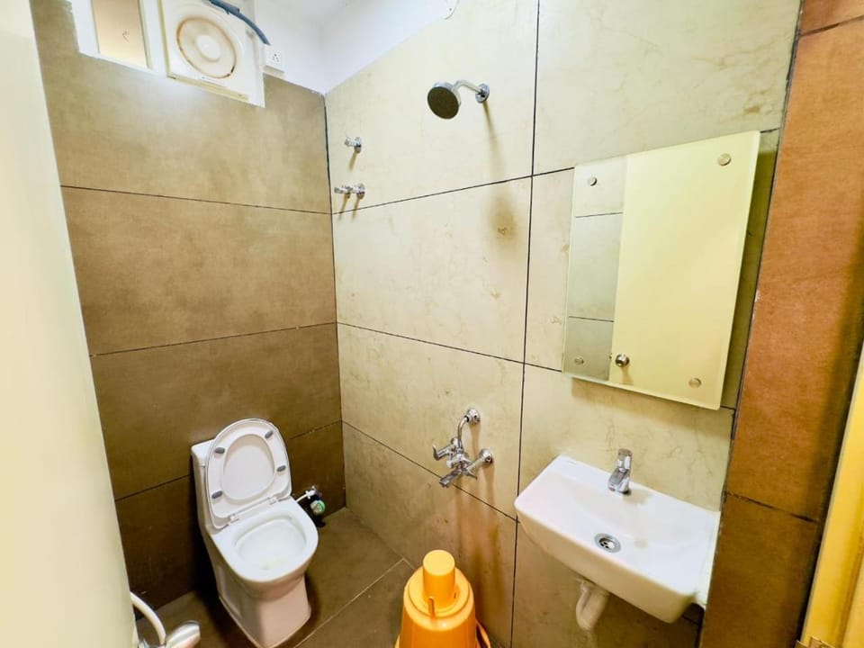 Shower, Toilet, Bathroom, towels