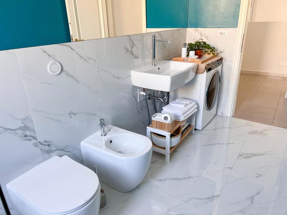 Toilet, Bathroom, bidet, towels