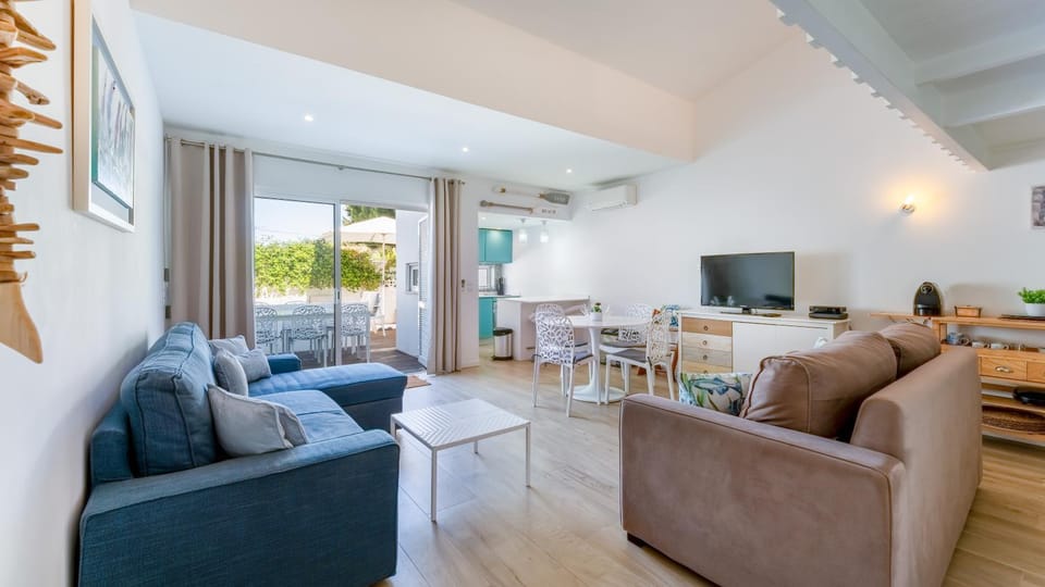 TV and multimedia, Living room, Seating area, Dining area