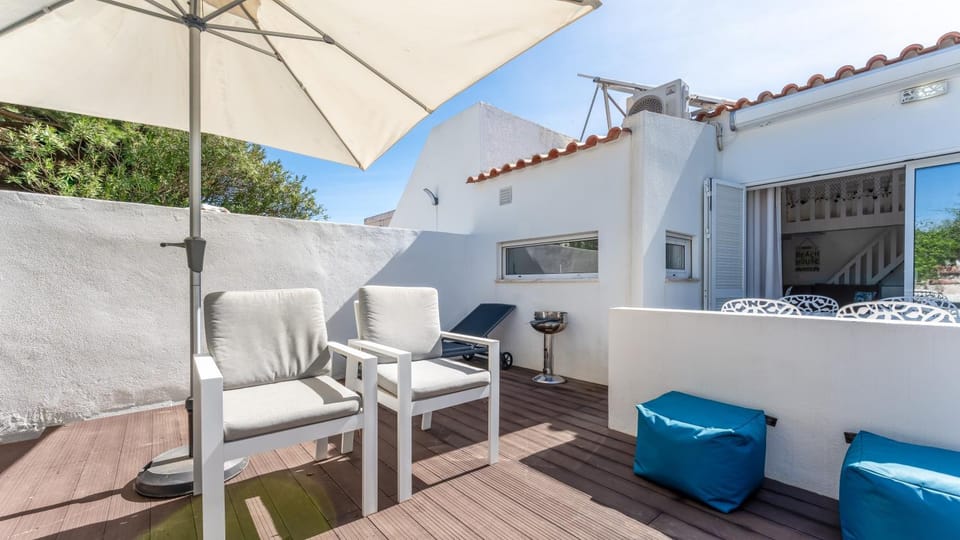 Patio, Seating area, Dining area, sunbed