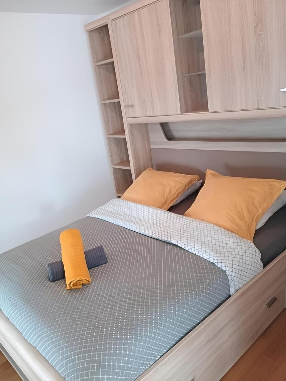 Bed, Bedroom, towels