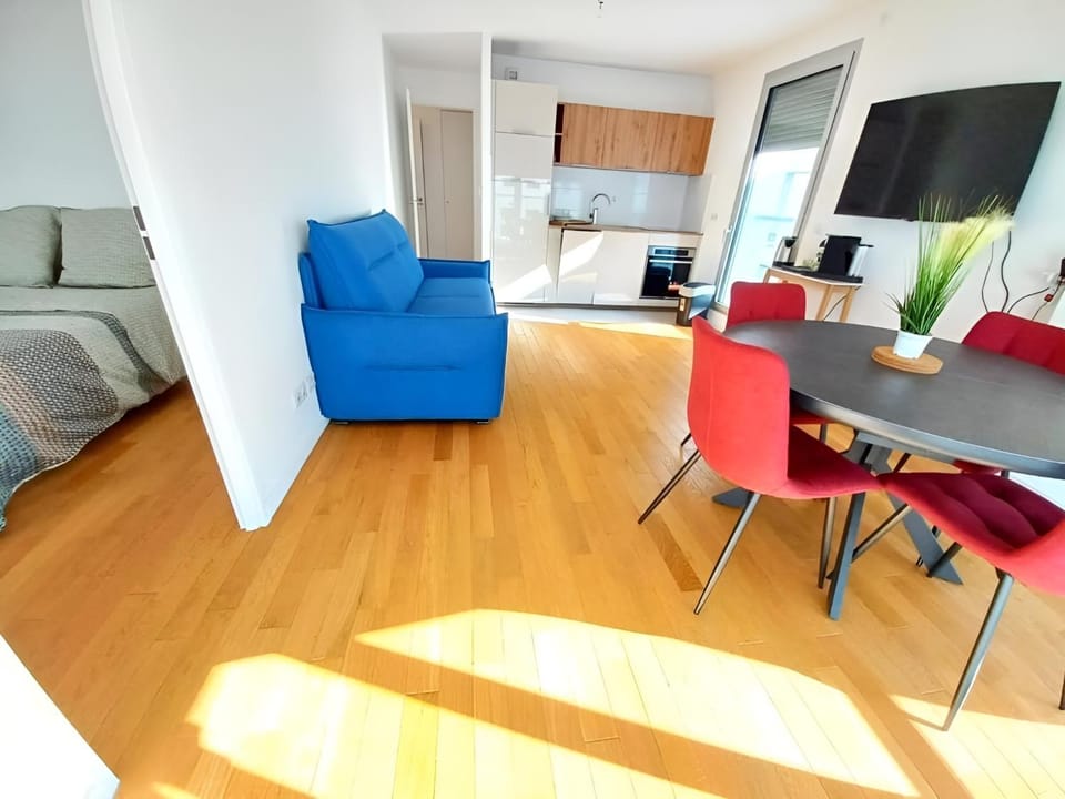 TV and multimedia, Kitchen or kitchenette, Living room, Seating area, Dining area, oven