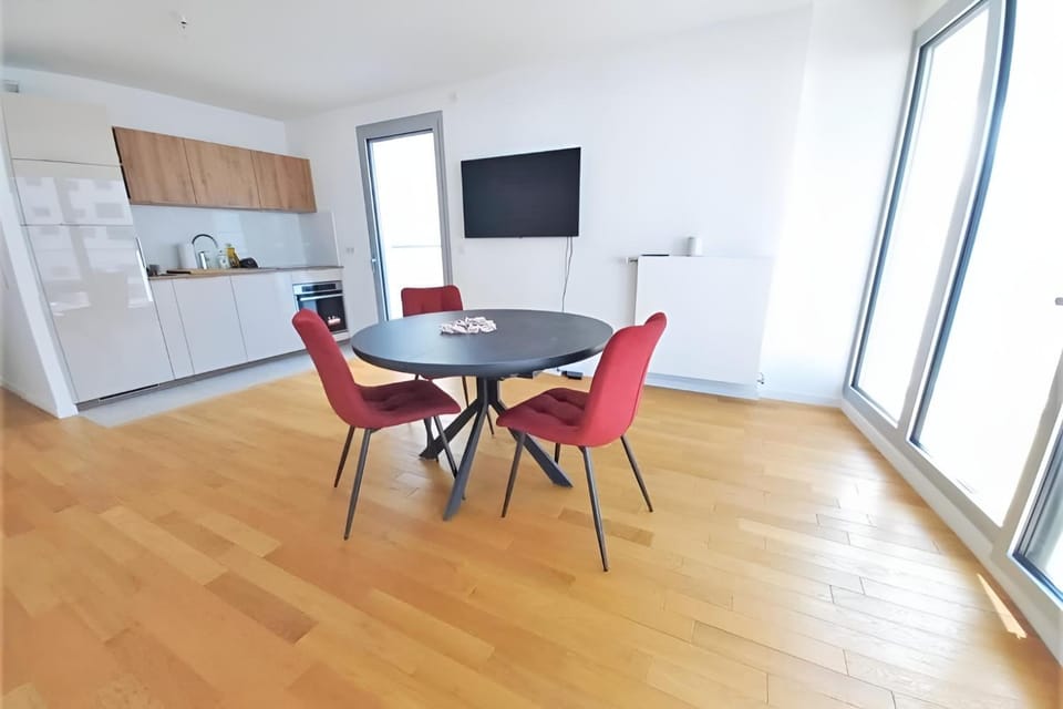 TV and multimedia, Kitchen or kitchenette, Living room, Seating area, Dining area