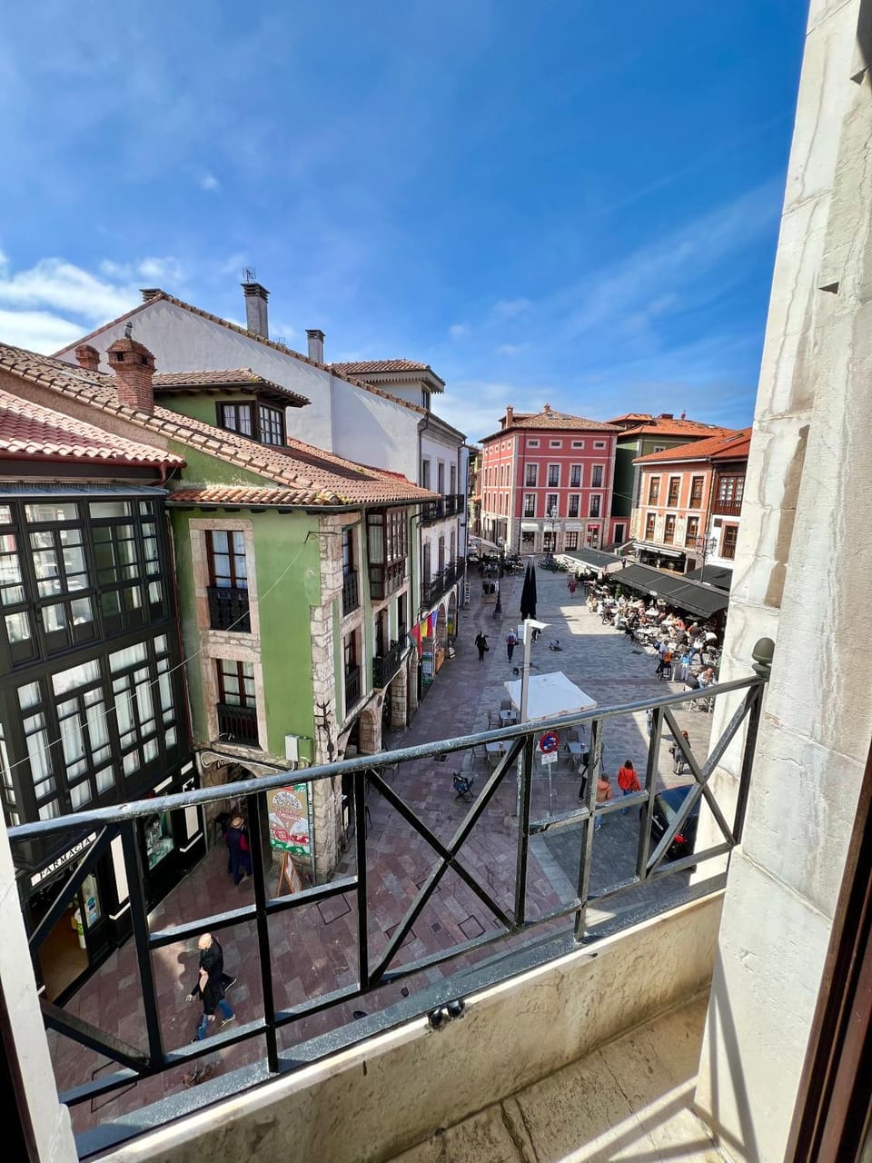 Property building, Nearby landmark, Day, Neighbourhood, View (from property/room), Balcony/Terrace, City view, Street view, Location