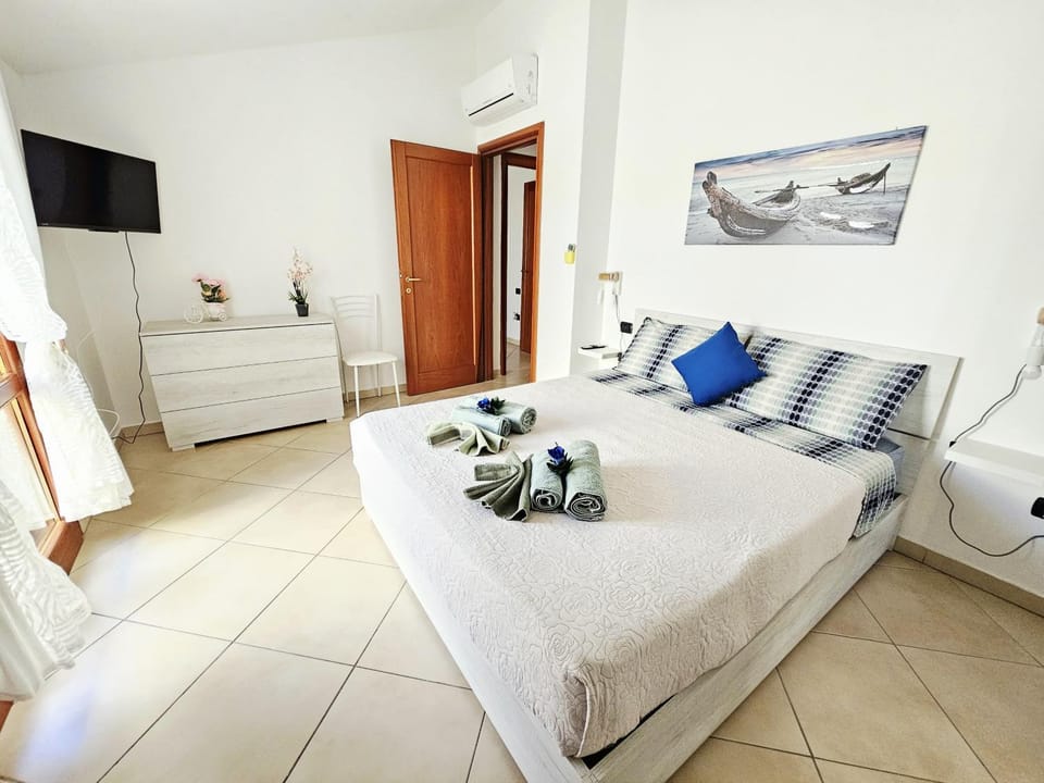 Bed, TV and multimedia, Photo of the whole room, Evening entertainment, Bedroom, towels, air conditioner