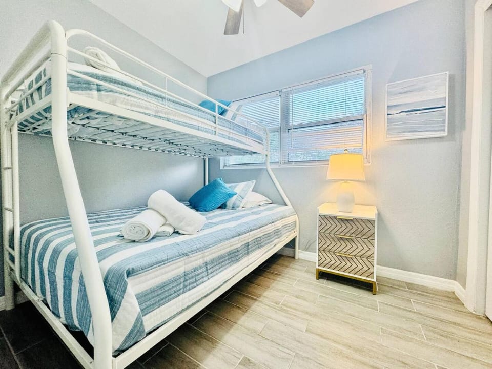 bunk bed, towels