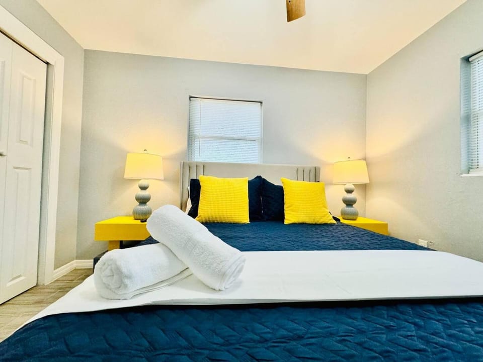 Bed, Bedroom, towels