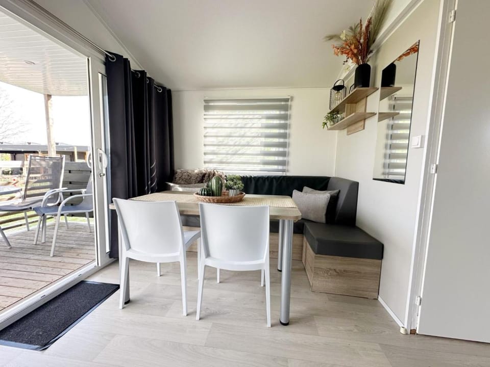 Seating area, Dining area