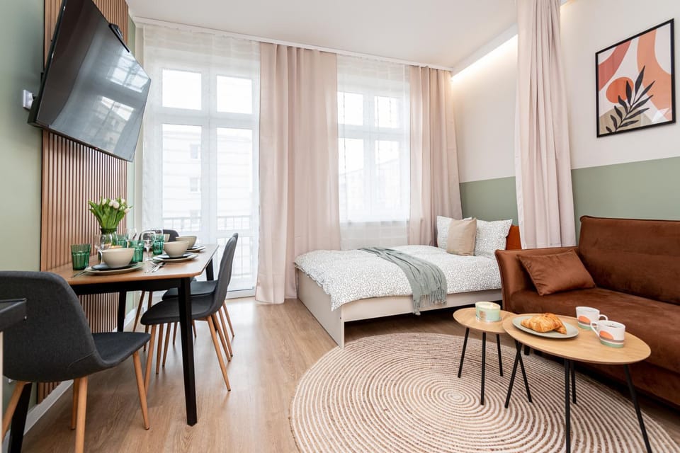 Bed, TV and multimedia, Seating area