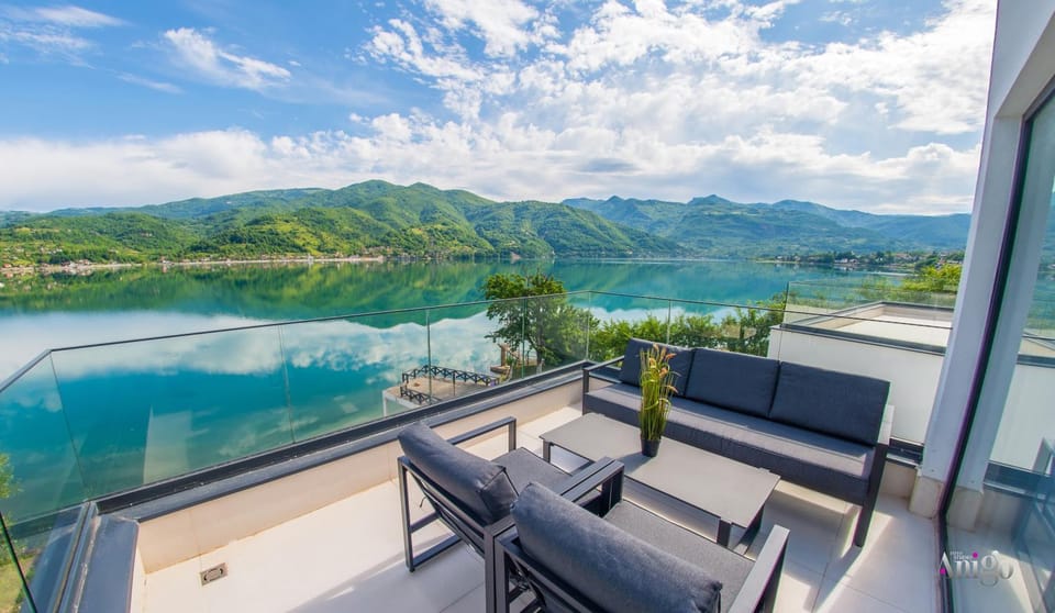 Natural landscape, View (from property/room), Balcony/Terrace, Seating area, Dining area, Lake view, Mountain view