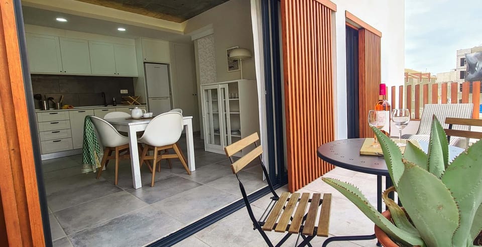 Balcony/Terrace, Kitchen or kitchenette, Living room, Seating area, Dining area