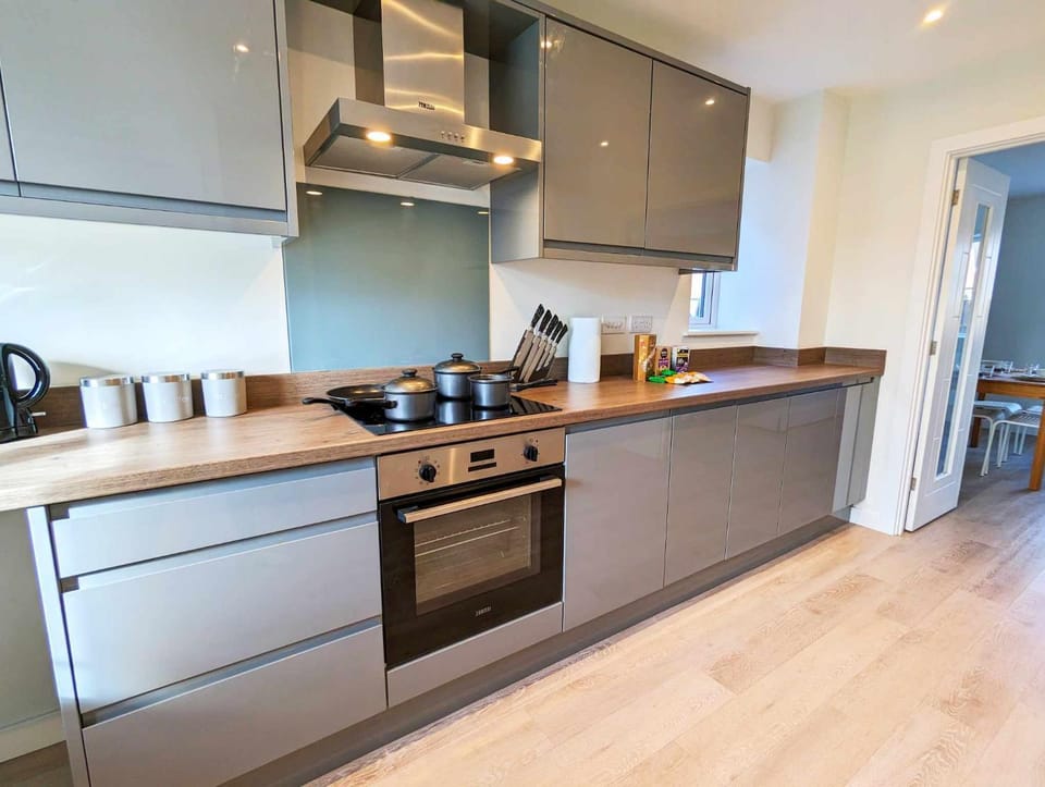 3-Bed, Sleeps 5, 3 Bath, Parking, WiFi House in Breckland District
