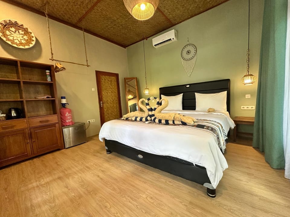 Bed, Photo of the whole room, towels, air conditioner