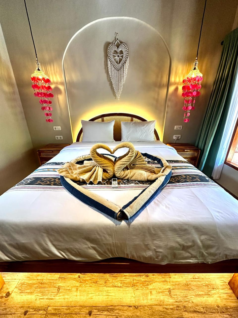Bed, Photo of the whole room, towels, air conditioner