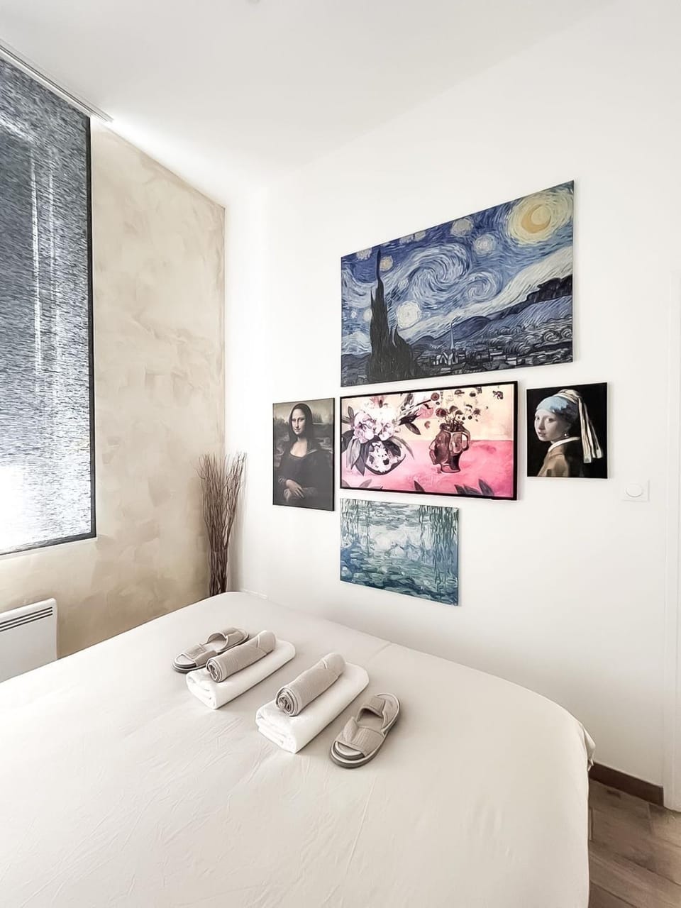Photo of the whole room, Bedroom