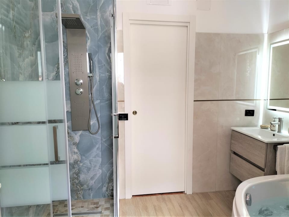 Shower, Hot Tub, Bathroom, Bath